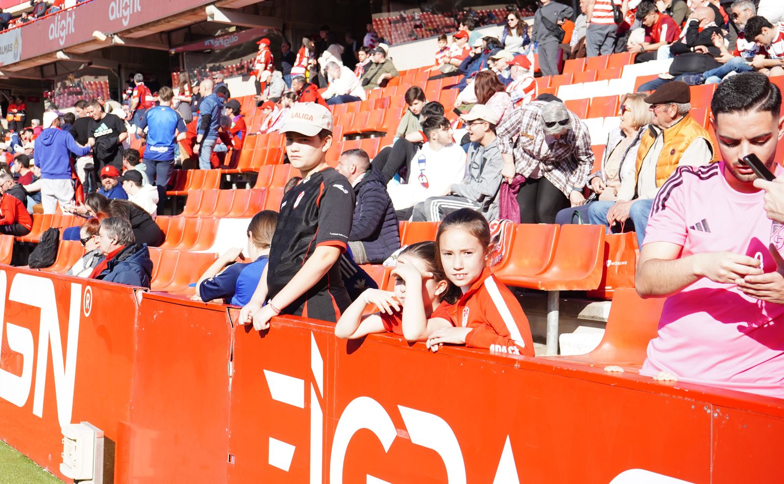 Encuéntrate en la grada de Los Cármenes en el Granada - Las Palmas