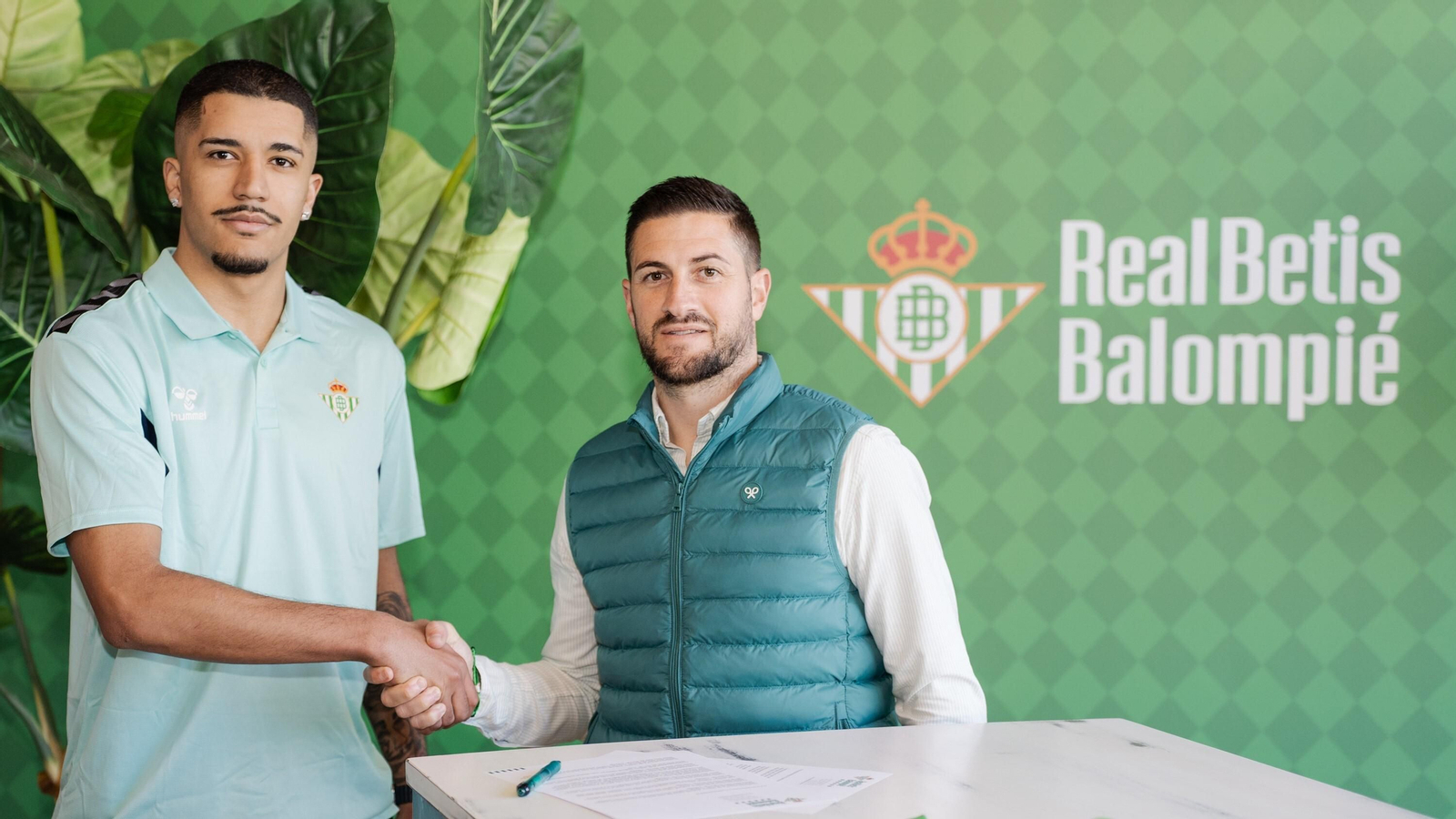 Gustavão posa con Rubén Cornejo tras fichar por el Betis Futsal.