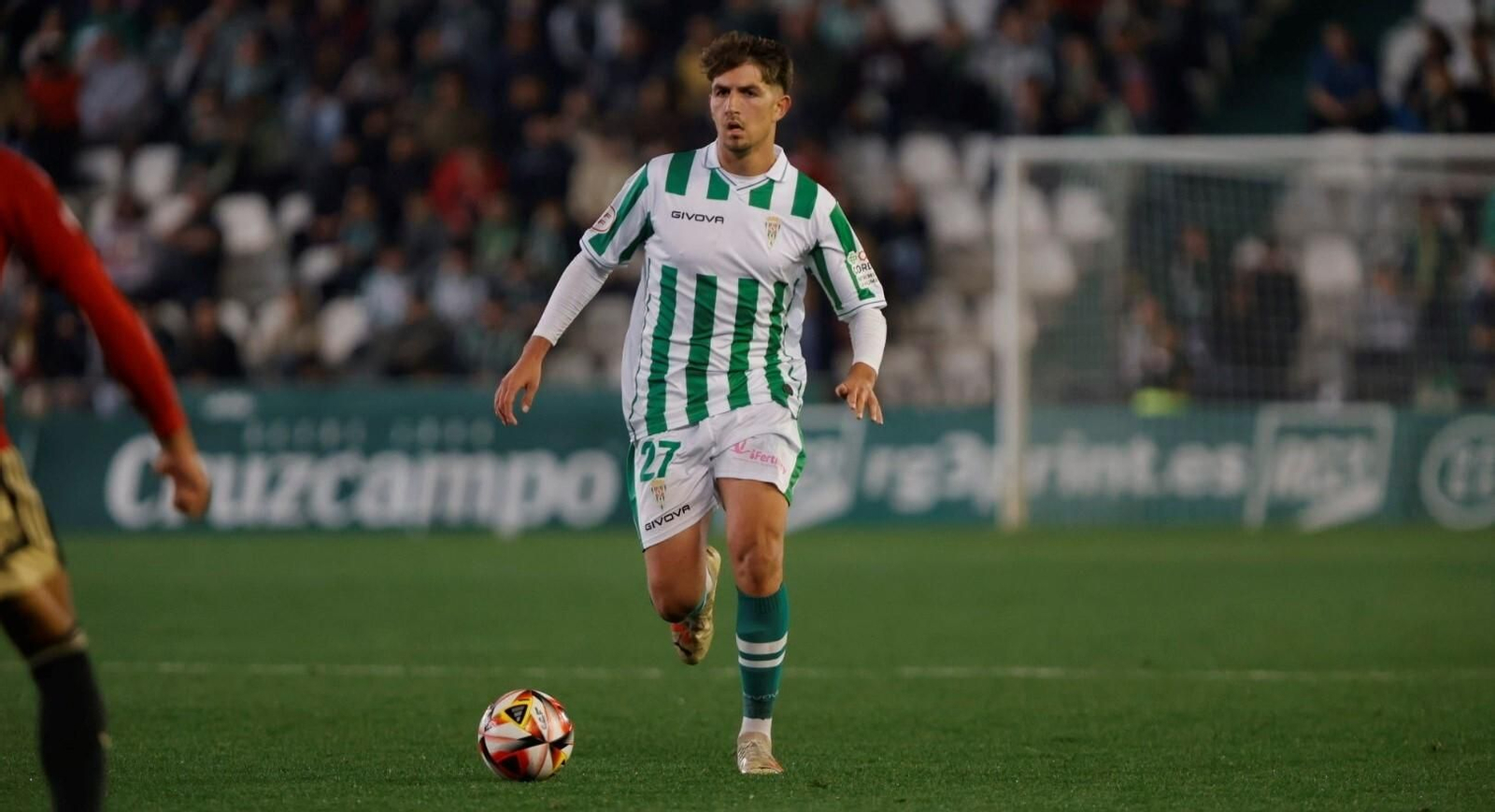 Mati Barboza conduce el balón en el Córdoba CF - Real Murcia.