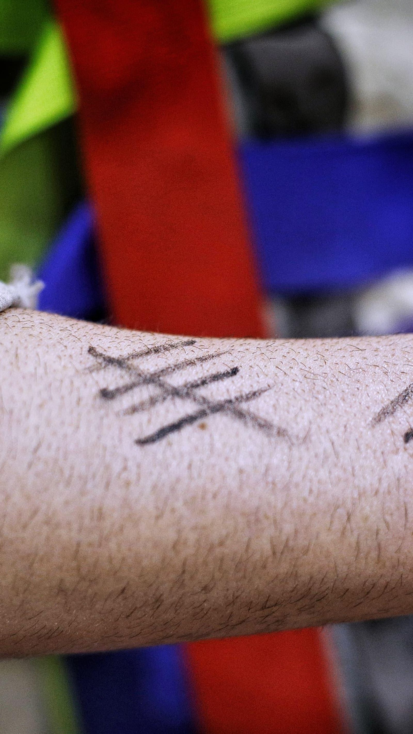 Los días que quedan para salir pintados en el brazo.