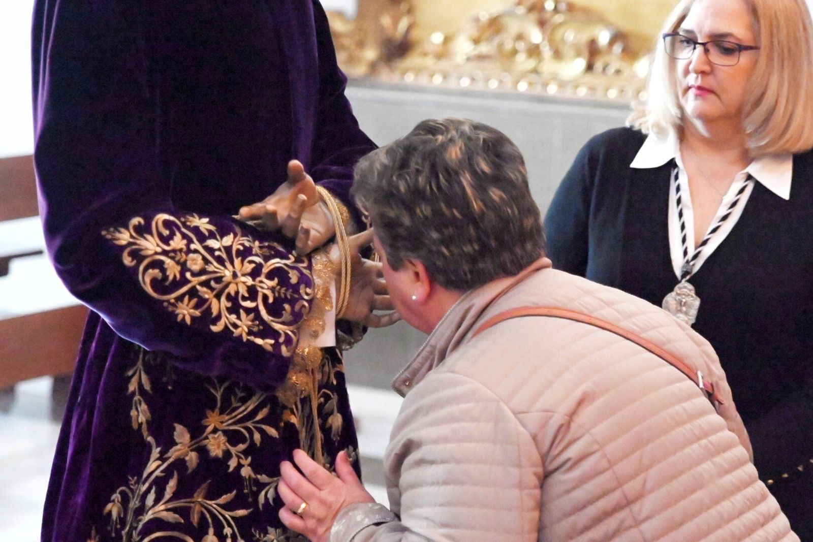 El besamanos del Cristo del Perdón de Córdoba, en imágenes