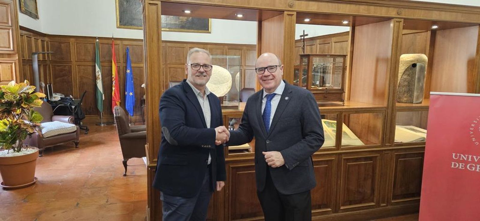 El fundador de Beyond Seeds, Francisco Bermúdez, y el rector de la UGR, Pedro Mercado