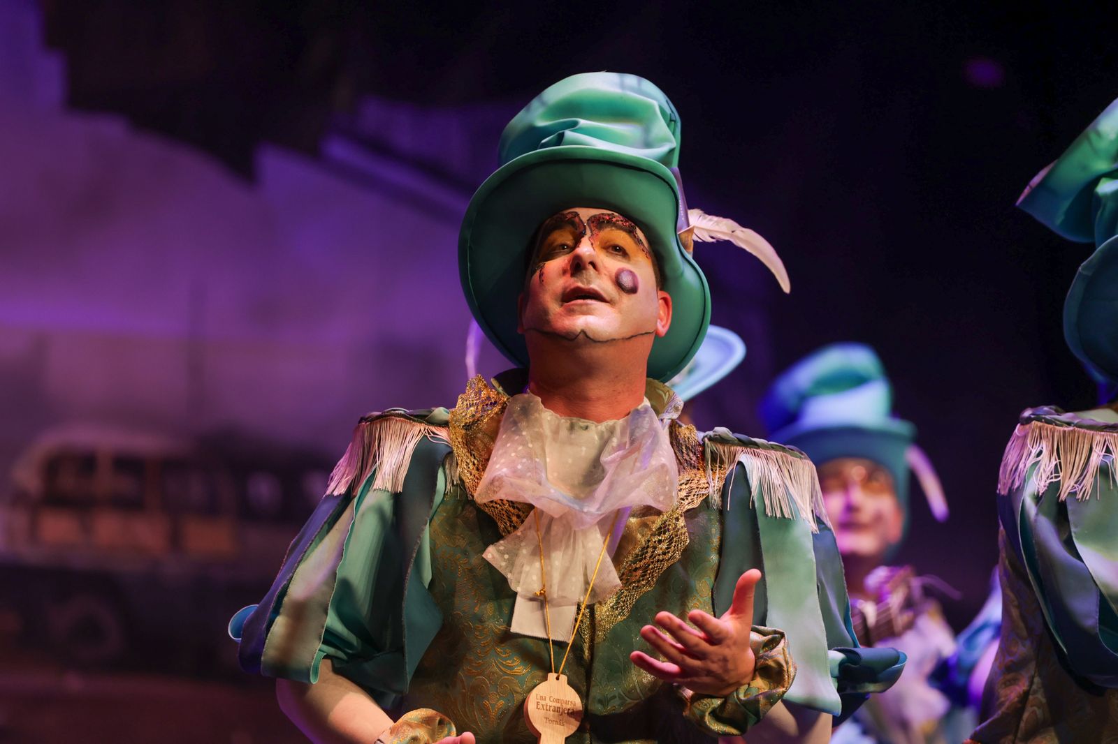 Imágenes de la actuación de la comparsa de Villalba del Alcor "Una comparsa extranjera" en el Carnaval Colombino