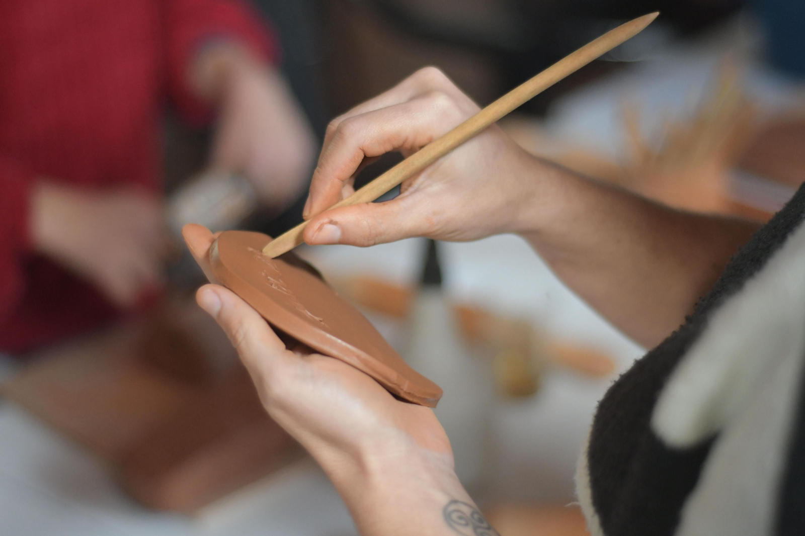 Usuaria del taller de cerámica dando forma a su creación.