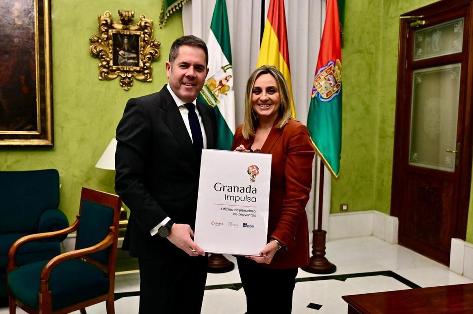 Imagen de la firma del convenio entre Cámara de Comercio y el Ayuntamiento para crear Impulsa Granada