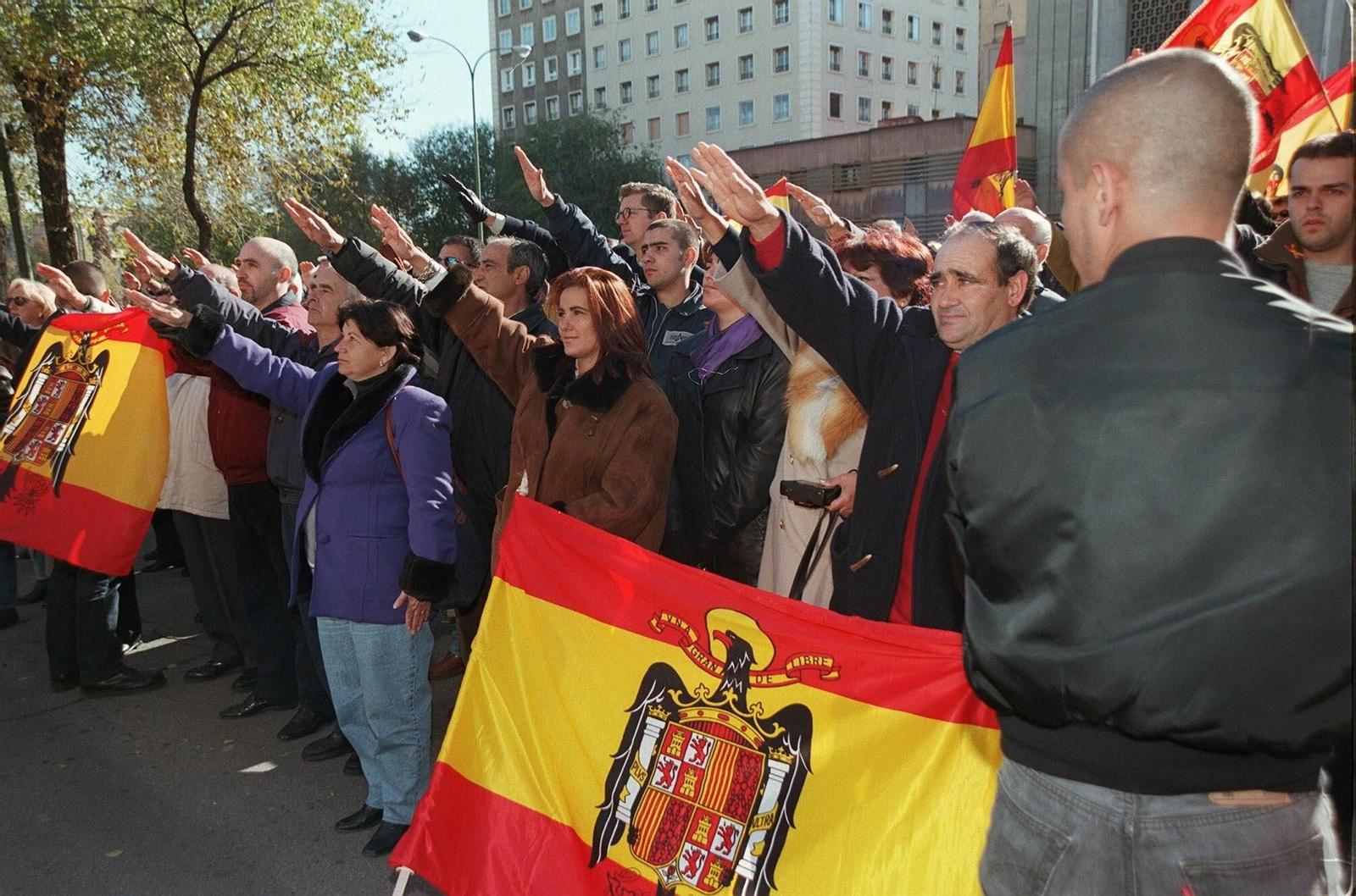 Un grupo de personas canta el "cara al sol" en una imagen de archivo.