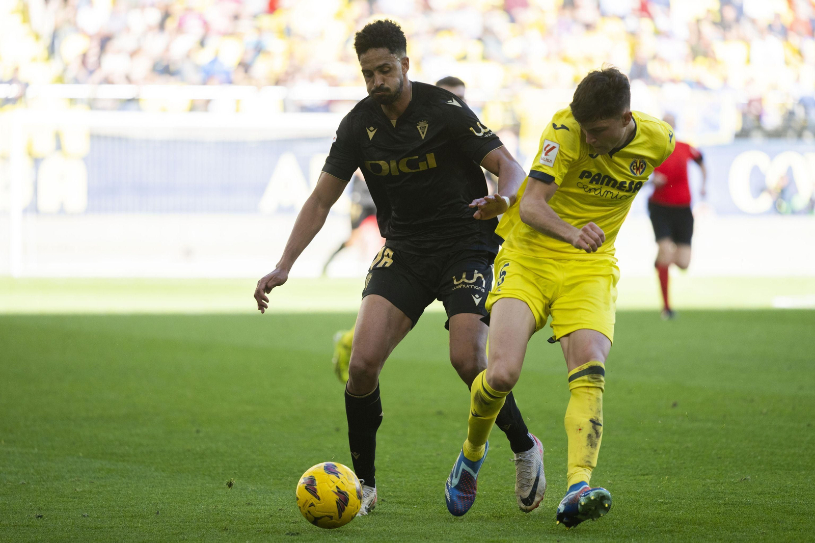 Chris Ramos disputa el balón con Cuenca