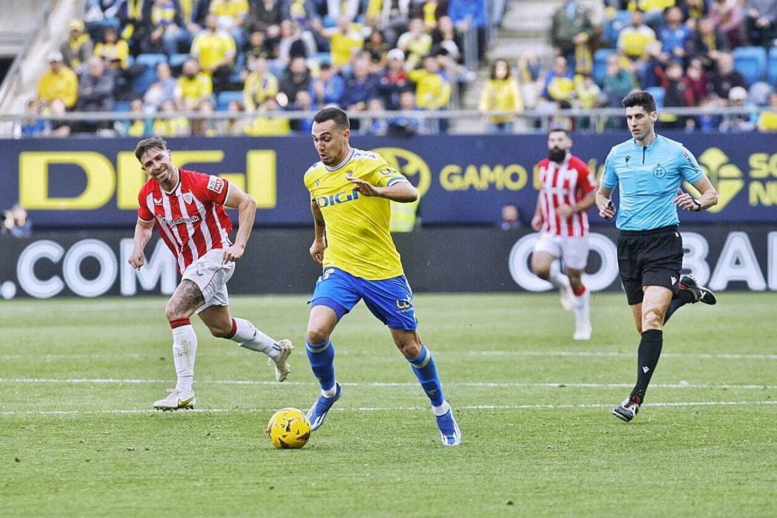 Gonzalo Escalante arranca un ataque en el centro del campo.