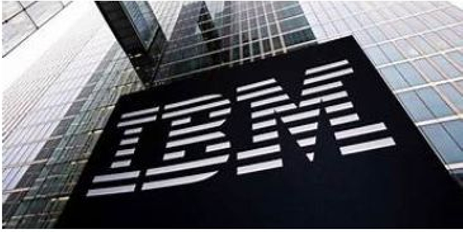 Imagen corporativa de IBM en un edificio.