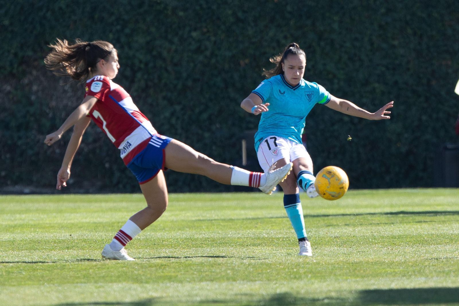 El Granada CF da un golpe en la mesa y mira hacia arriba tras ganar al Athletic