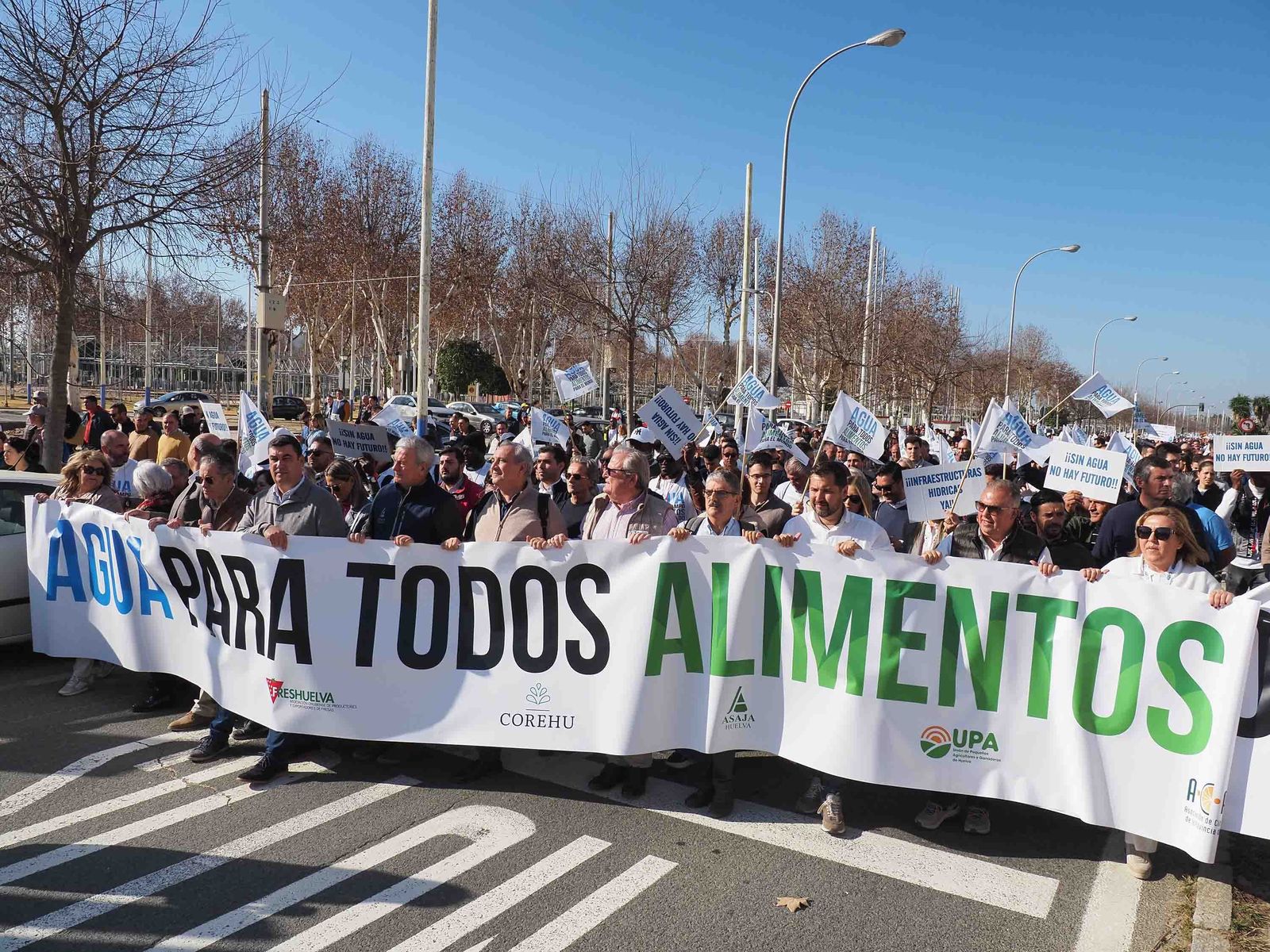 Las mejores imágenes de la manifestación de los agricultores de Huelva en Sevilla