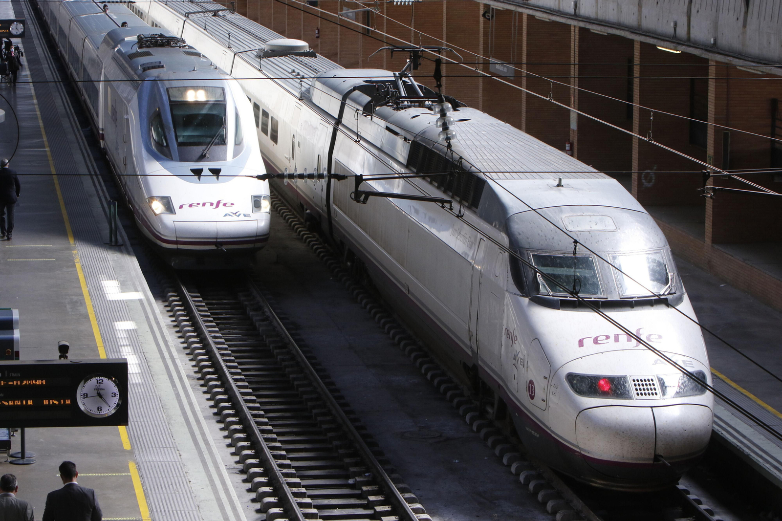 Trenes AVE en la estación de Santa Justa de Sevilla.