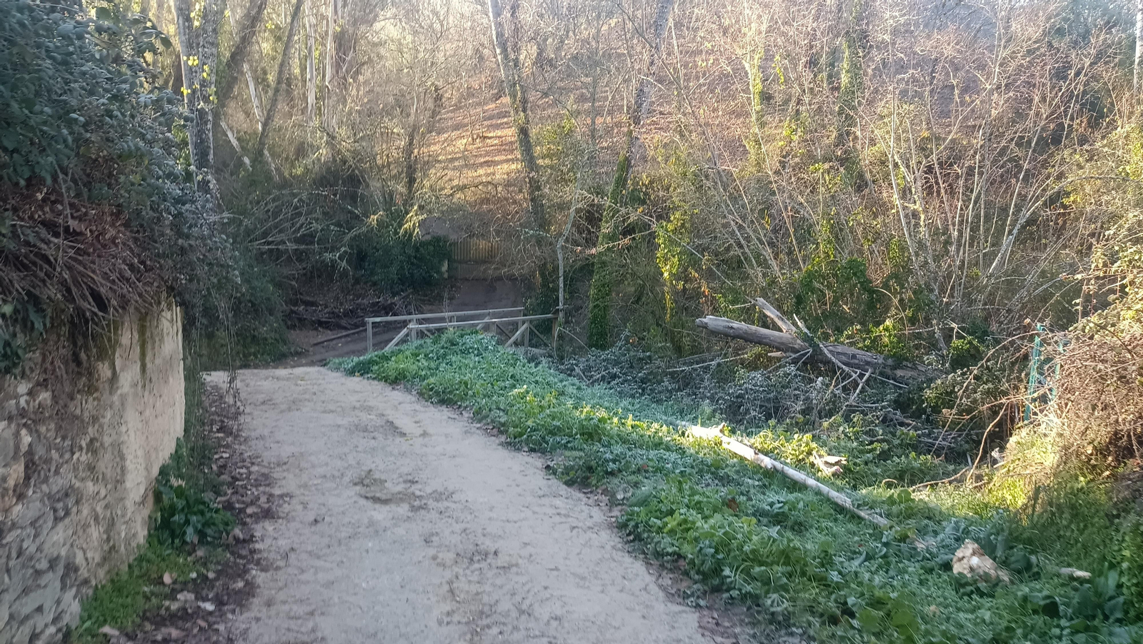 Cruzamos el río Múrtiga por un puente de madera.