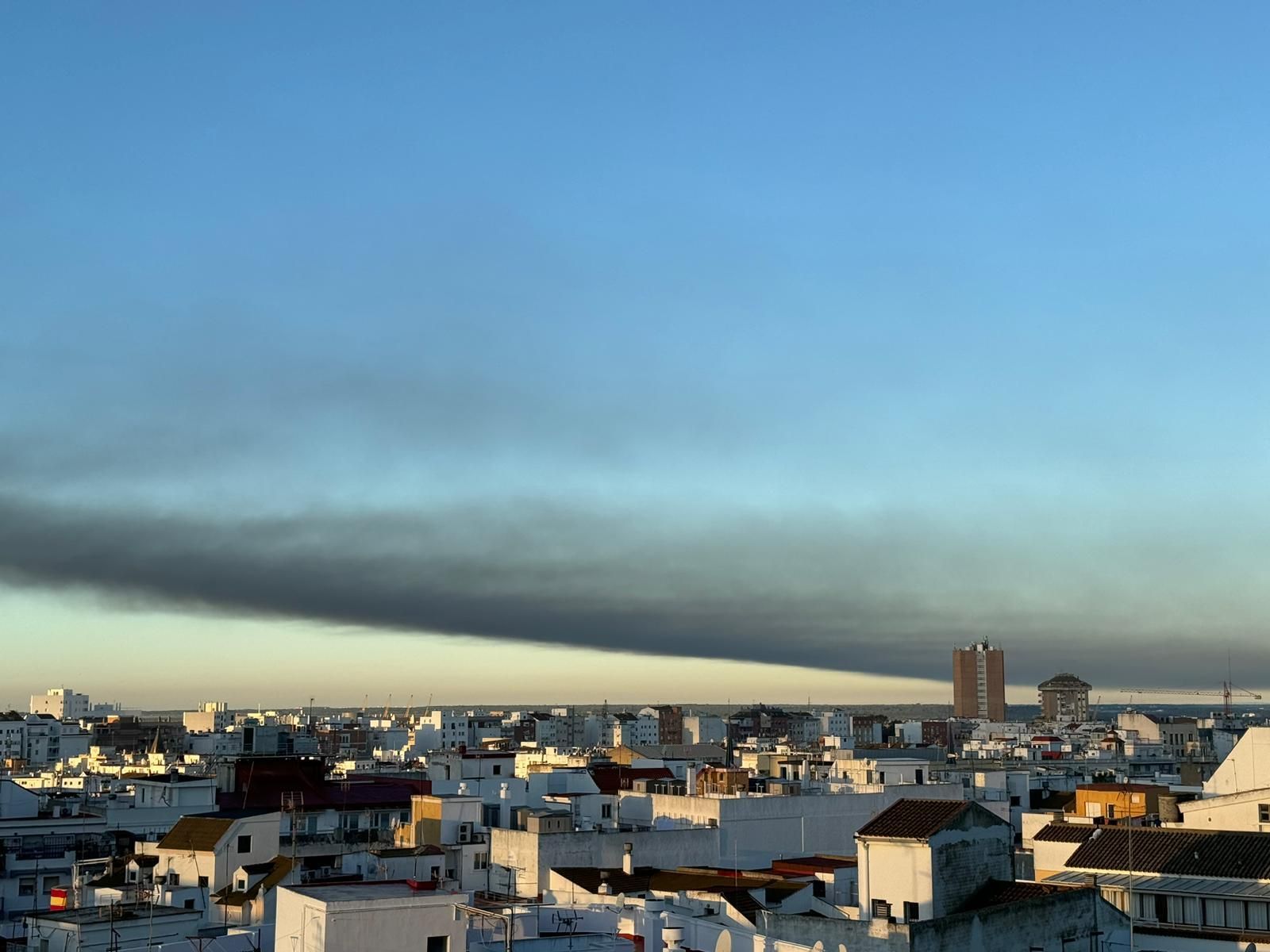 El incendio ha provocado una importante columna de humo que puede verse desde la capital