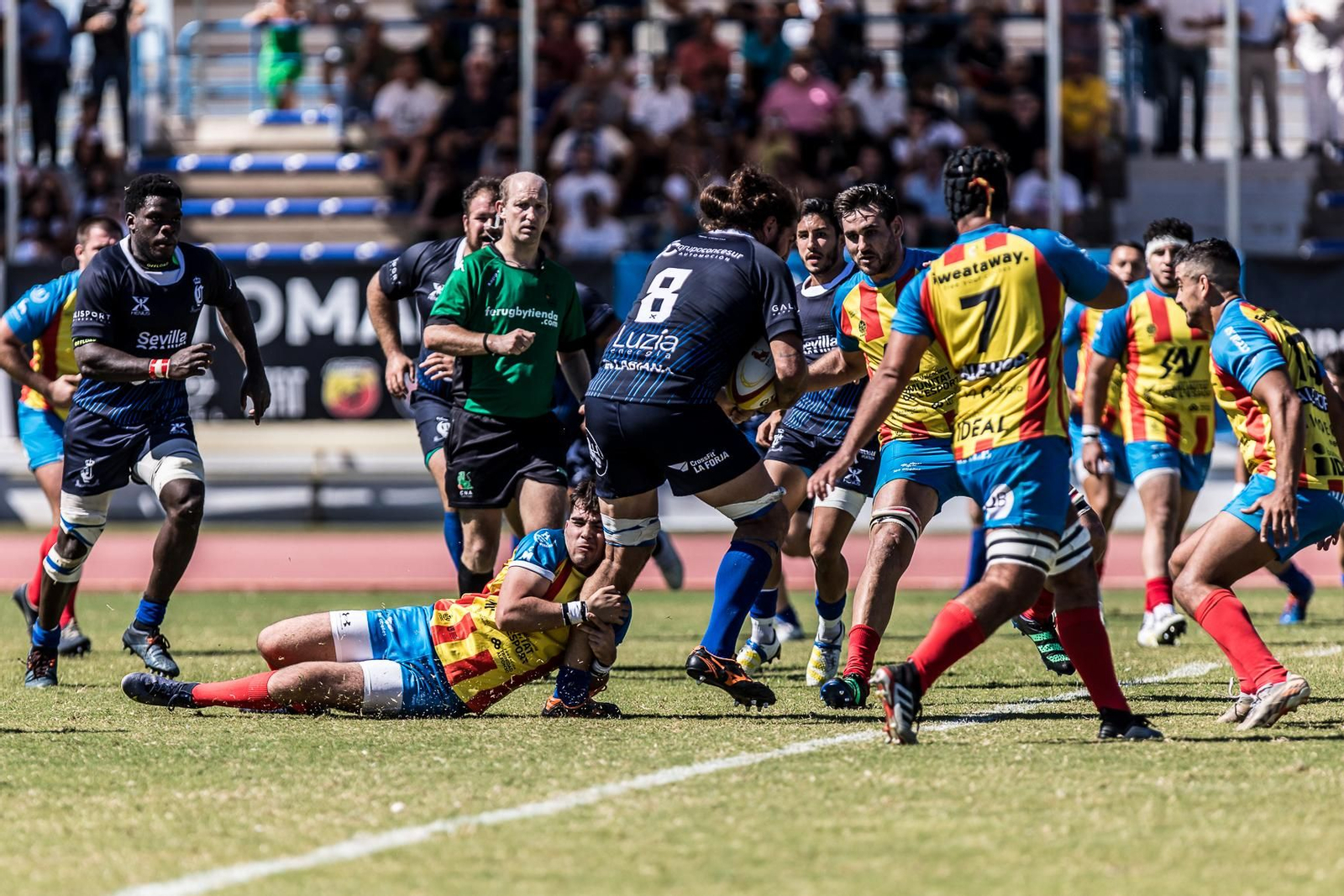Manu Mora avanza con el balón en la primera jornada de liga contra Les Abelles.