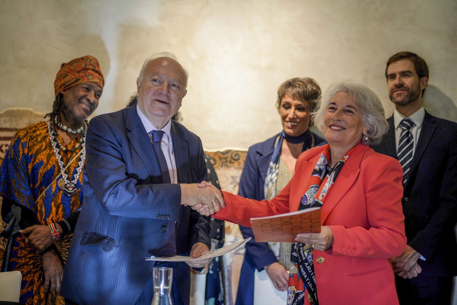 Miguel Ángel Moratinos e Isabel Romero, tras firmar el acuerdo.