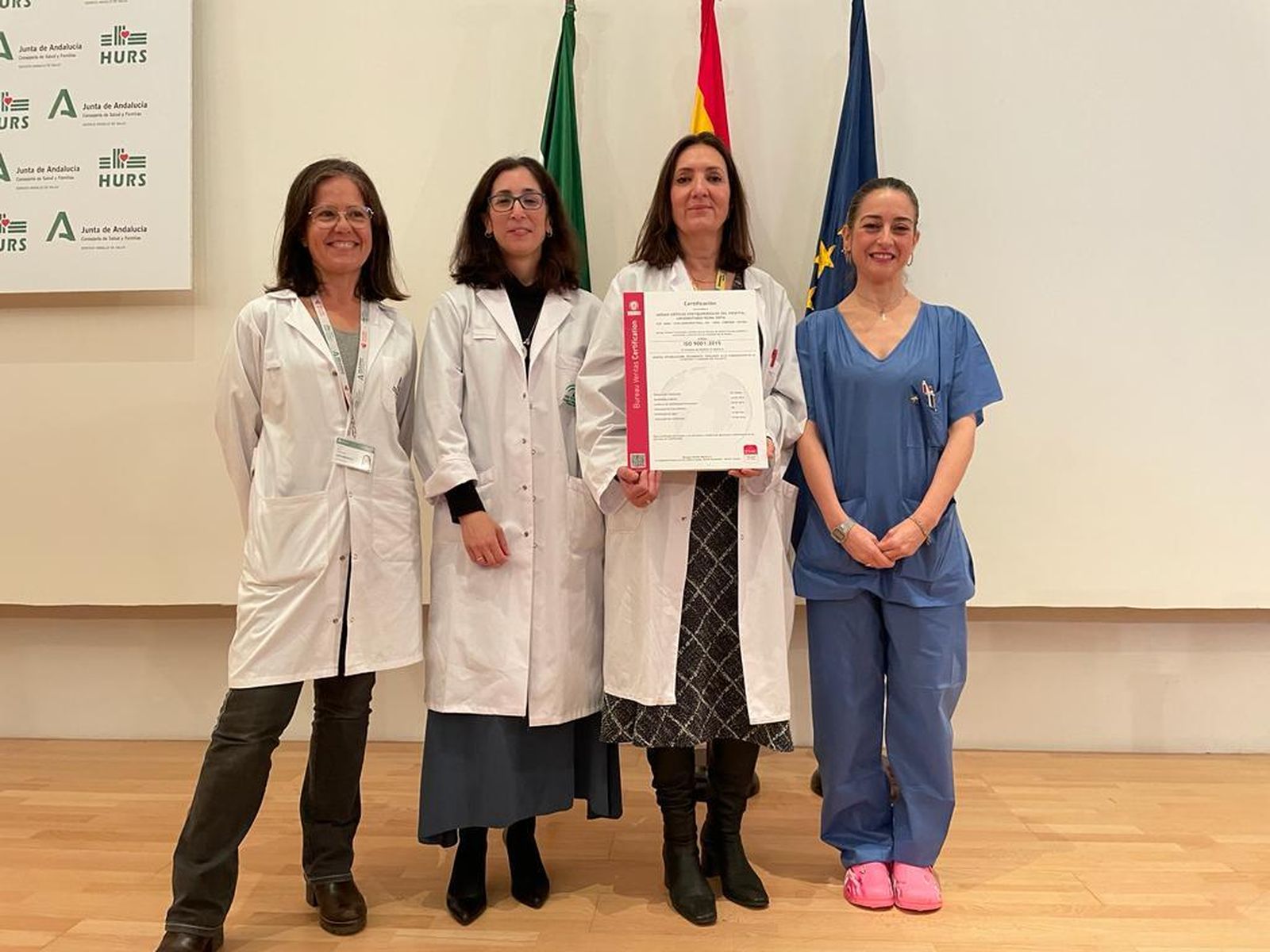 Responsables de la Unidad de Cuidados Críticos Postquirúrgicos con su nuevo certificado de calidad.