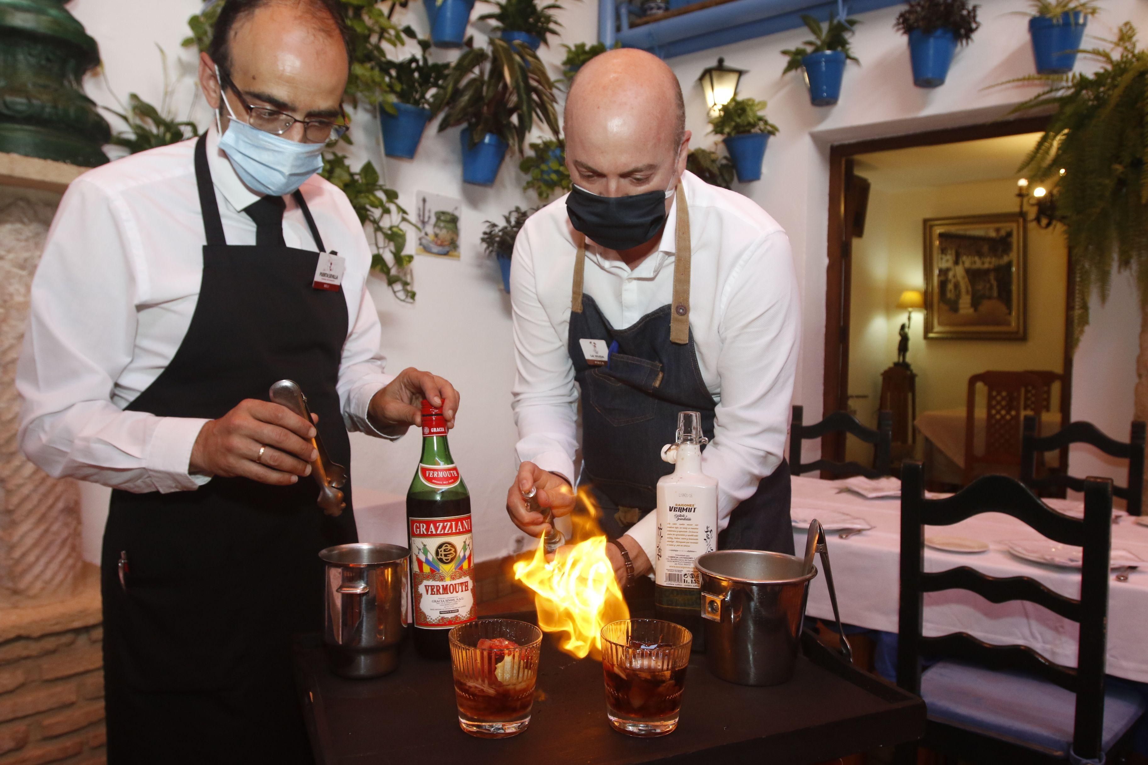 Elaboración de vermús en el restaurante Puerta Sevilla.