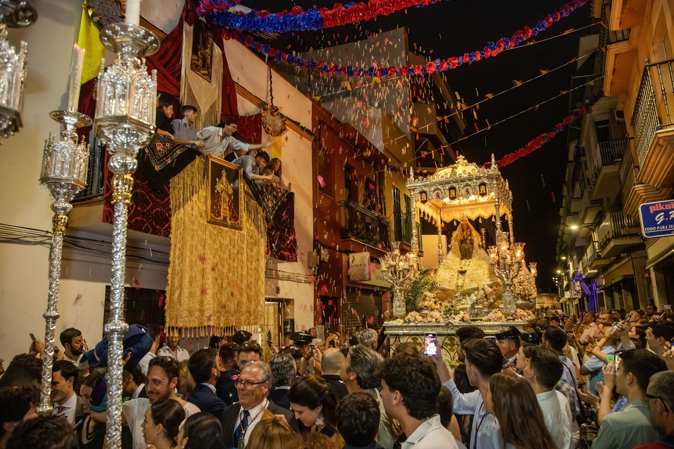 Nazarenos en una procesión de la Virgen de Valme por Dos Hermanas.