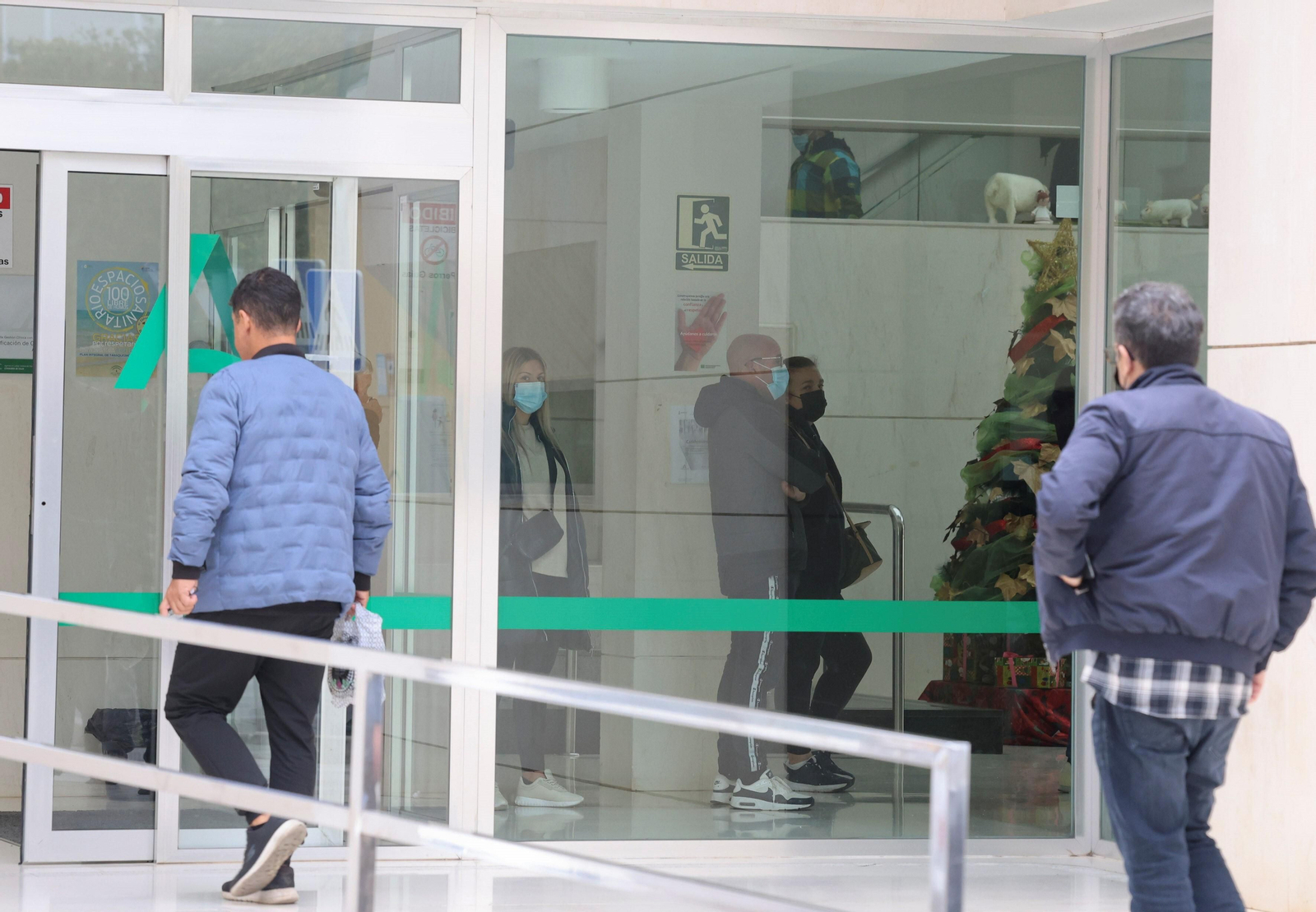 Usuarios entran a un centro de salud de Málaga.