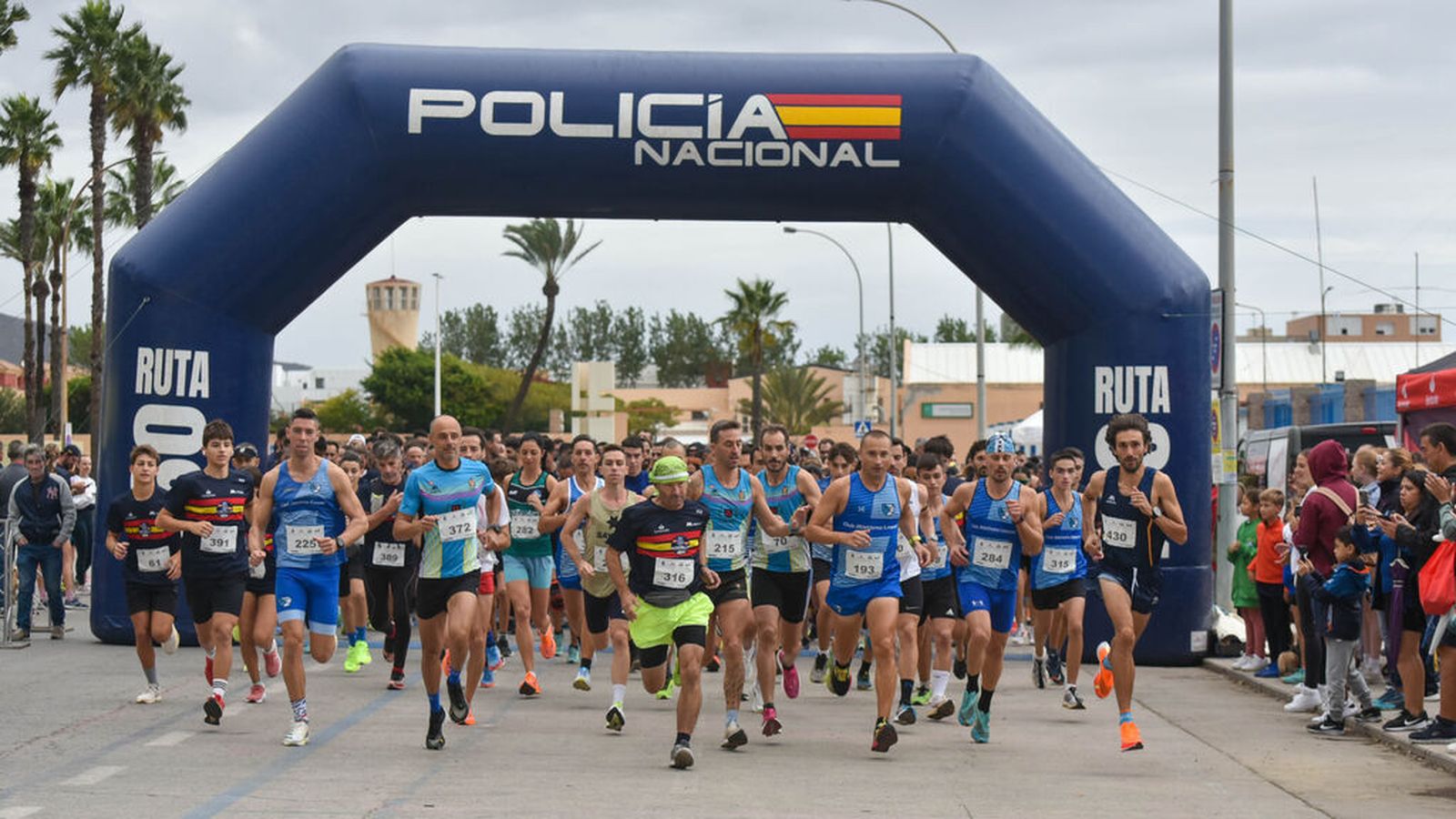 La salida de la carrera de la Policía Nacional de La Línea