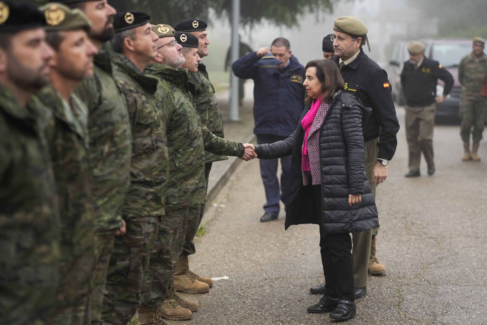 La ministra de Defensa, Margarita Robles, en su visita a la base de Cerro Muriano el 3 de enero.
