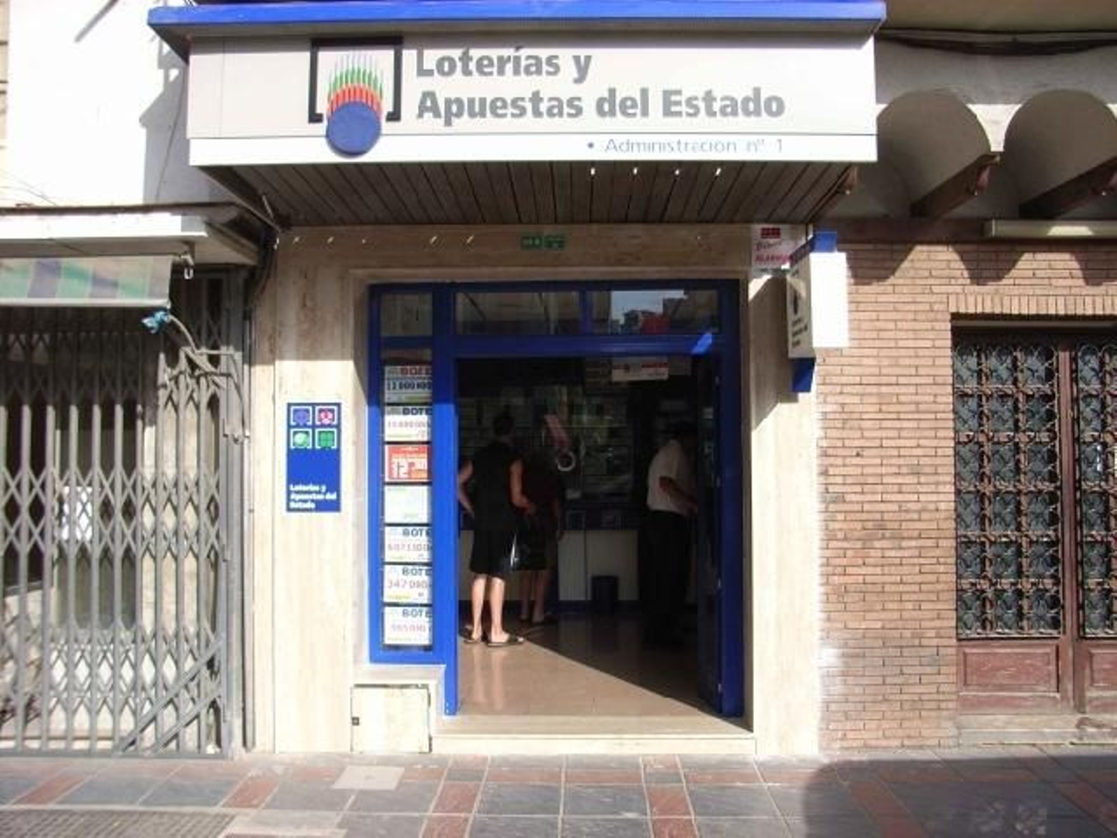 Administración de loterías número 1 de la  Avenida Conde San Isidro de Fuengirola