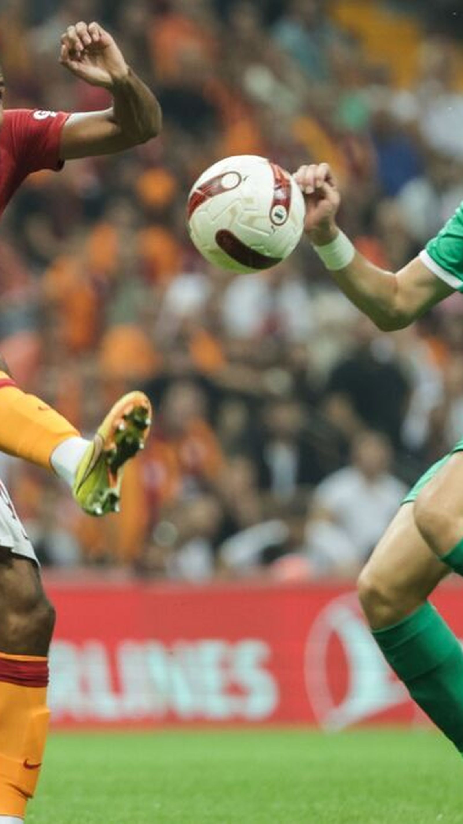 Bakambu durante un encuentro con el Galatasaray