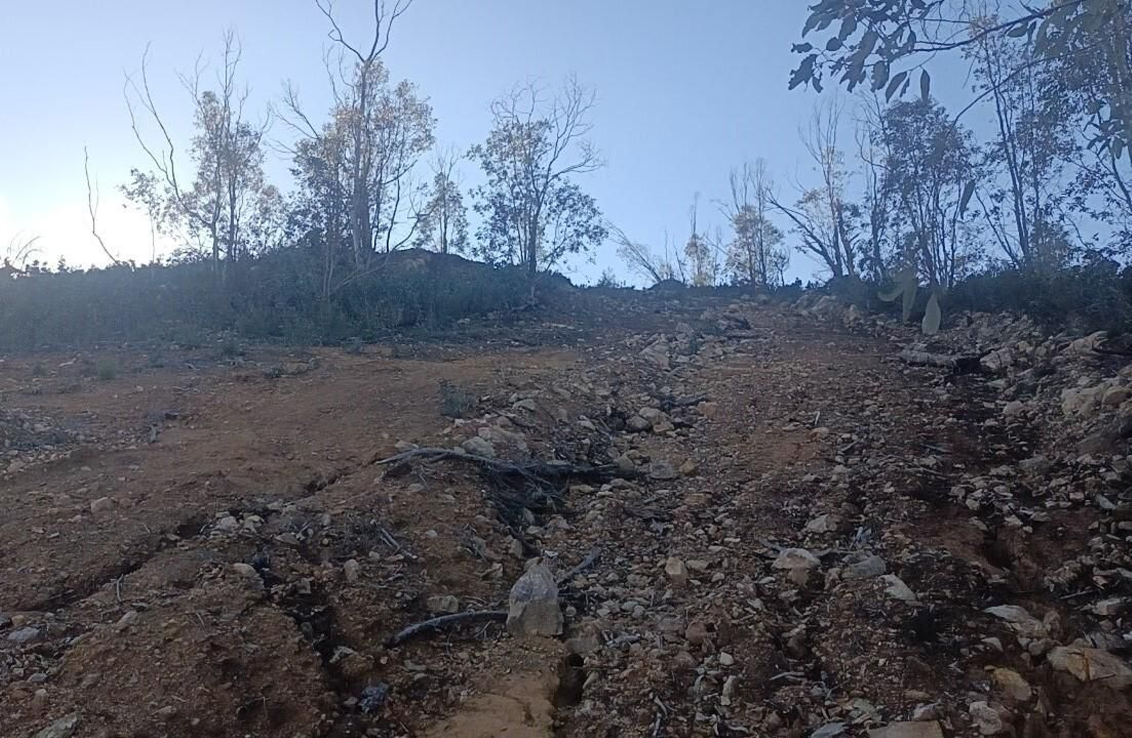 La bajada es complicada por la inclinación y por el deterioro del suelo.