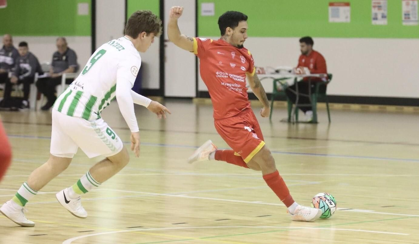 Huguinho ejecuta un disparo durante el amistoso ante el Betis Futsal.