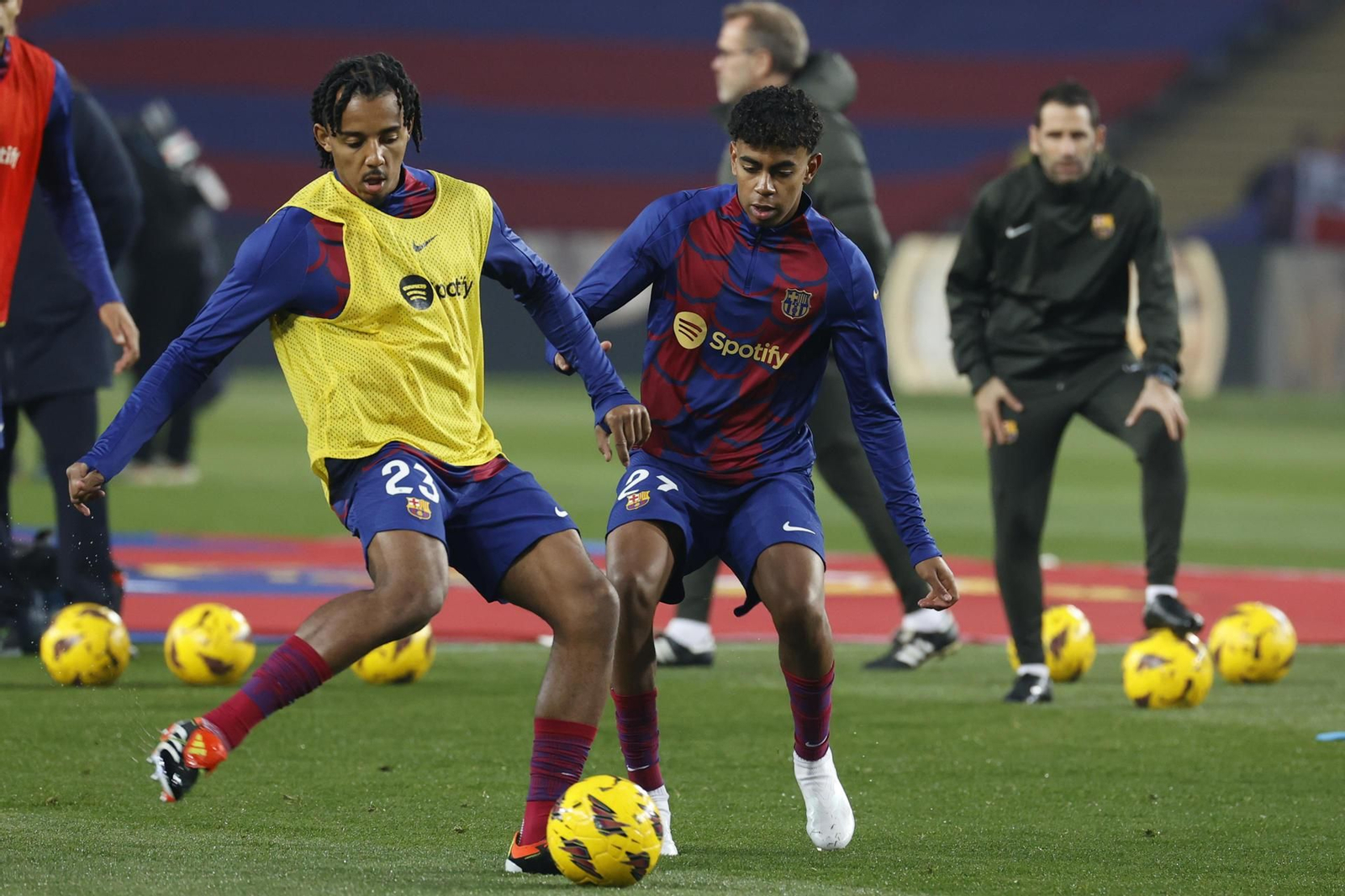 Los jugadores del FC Barcelona Jules Koundé (izquierda) y Lamine Yamal (derecha).