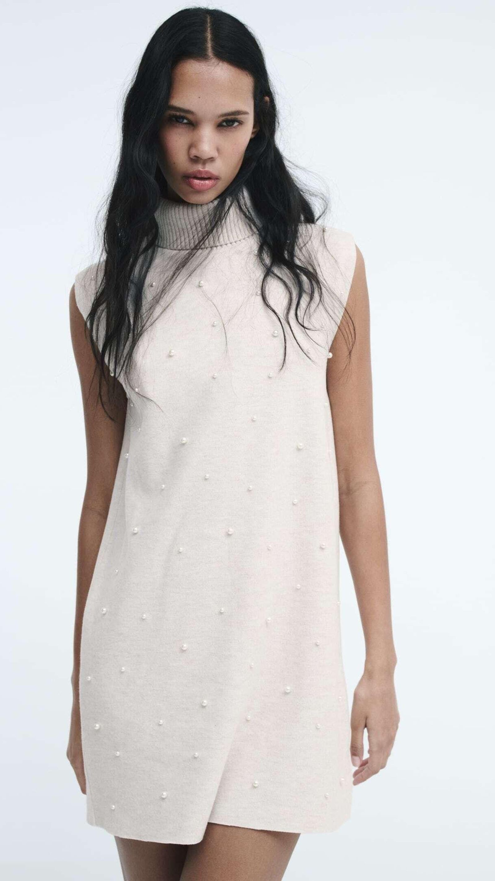 Vestido con perlas de Zara.