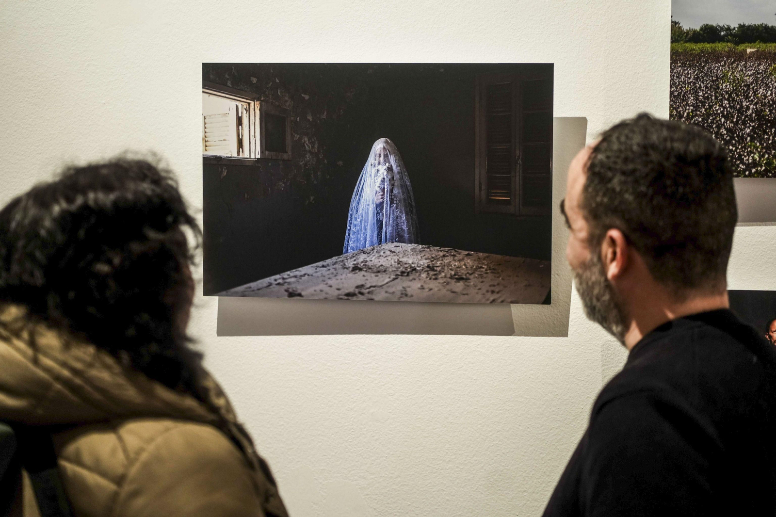 Una de las obras de la exposición 'Arenas movedizas', que acoge Casa Árabe en Córdoba.