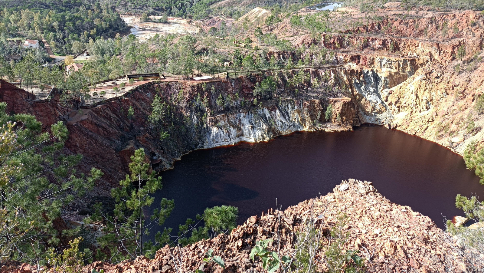 Vistas de la Corta Atalaya, inundada de agua actualmente.