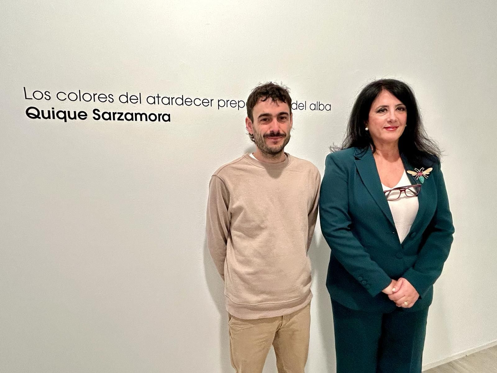 El artista Quique Sarzamora, junto con Alicia Ramírez, concejala de Cultura