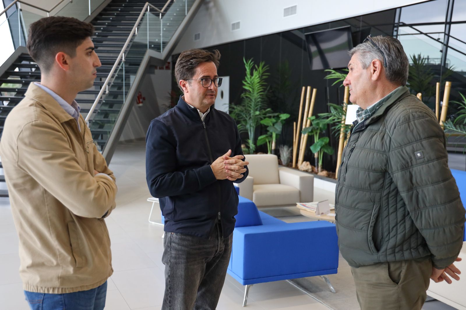 El alcalde Francisco Góngora ha visitado Hortofrutícola MABE.