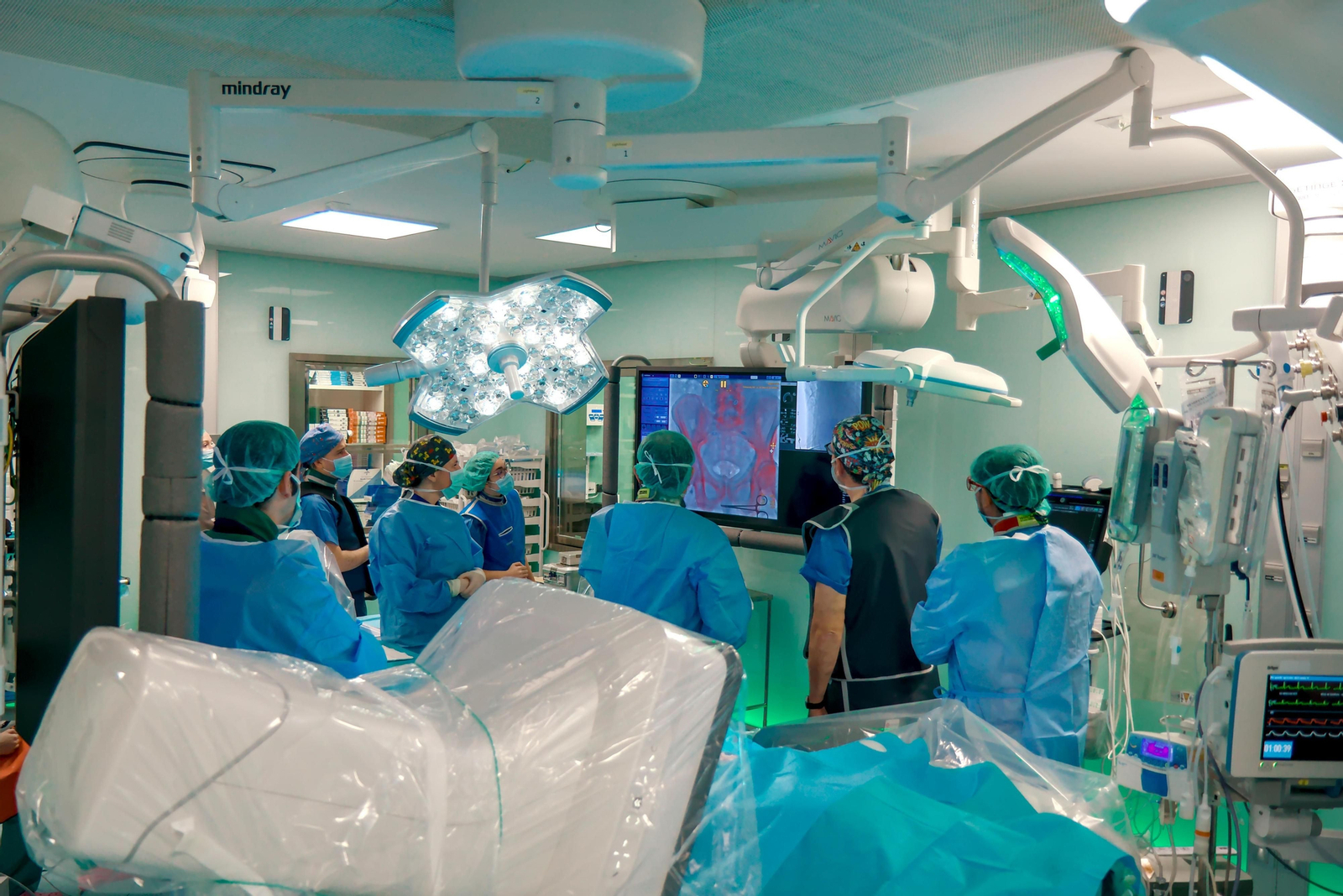 El equipo de cirujanos del servicio de Angiología y Cirugía Vascular del Hospital Virgen del Rocío, durante una intervención en el quirófano híbrido.