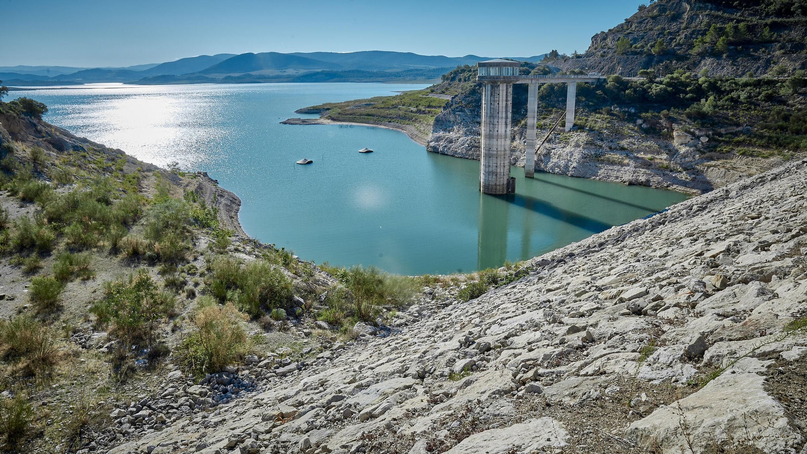 Imagen del agua embalsada en el pantano de Guadalcacín, el mayor de toda la provincia de Cádiz.