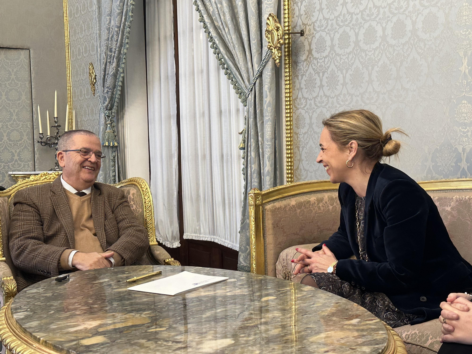 Rafael Ibáñez y Almudena Martínez reunidos en el centro 'Bajo Guadalquivir'.
