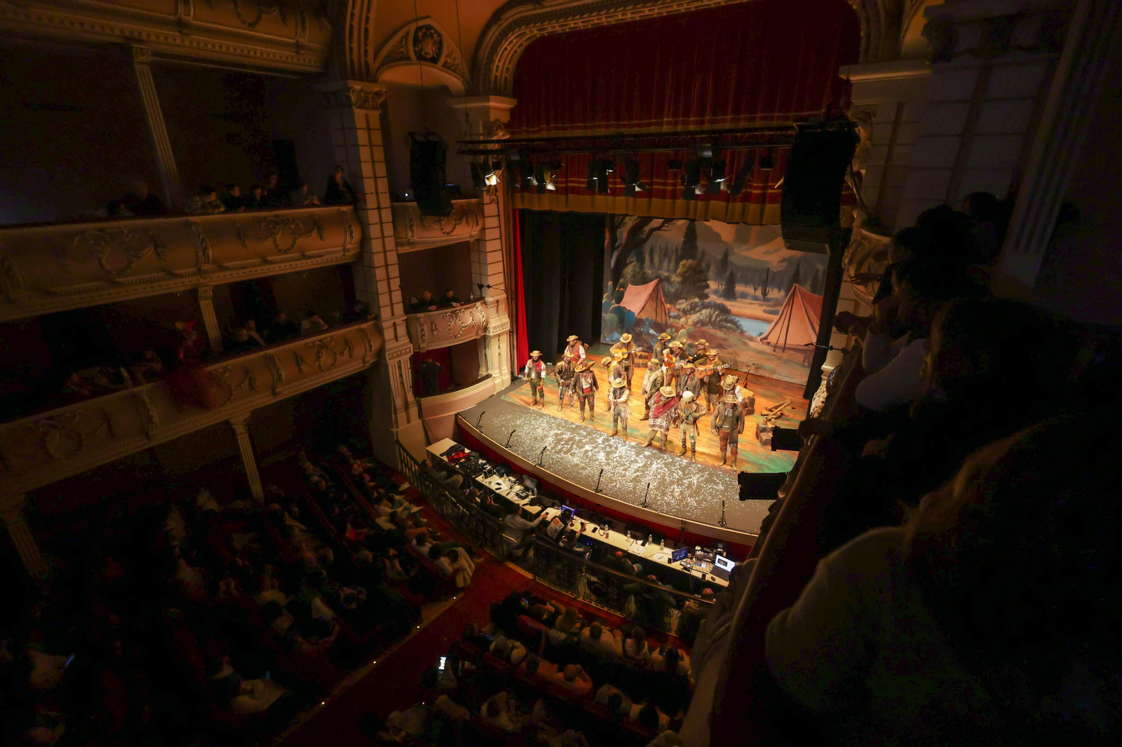 Imágenes de la actuación de la comparsa de Huelva "Los Renegaos" en el Carnaval Colombino