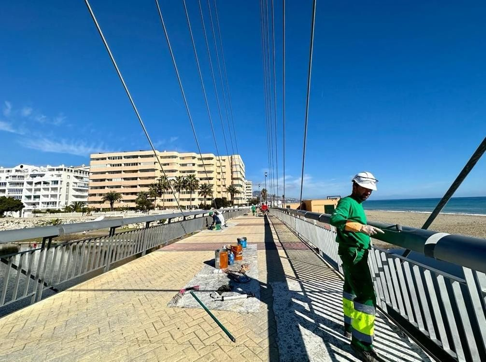 Un operario realizando trabajos de conservación.
