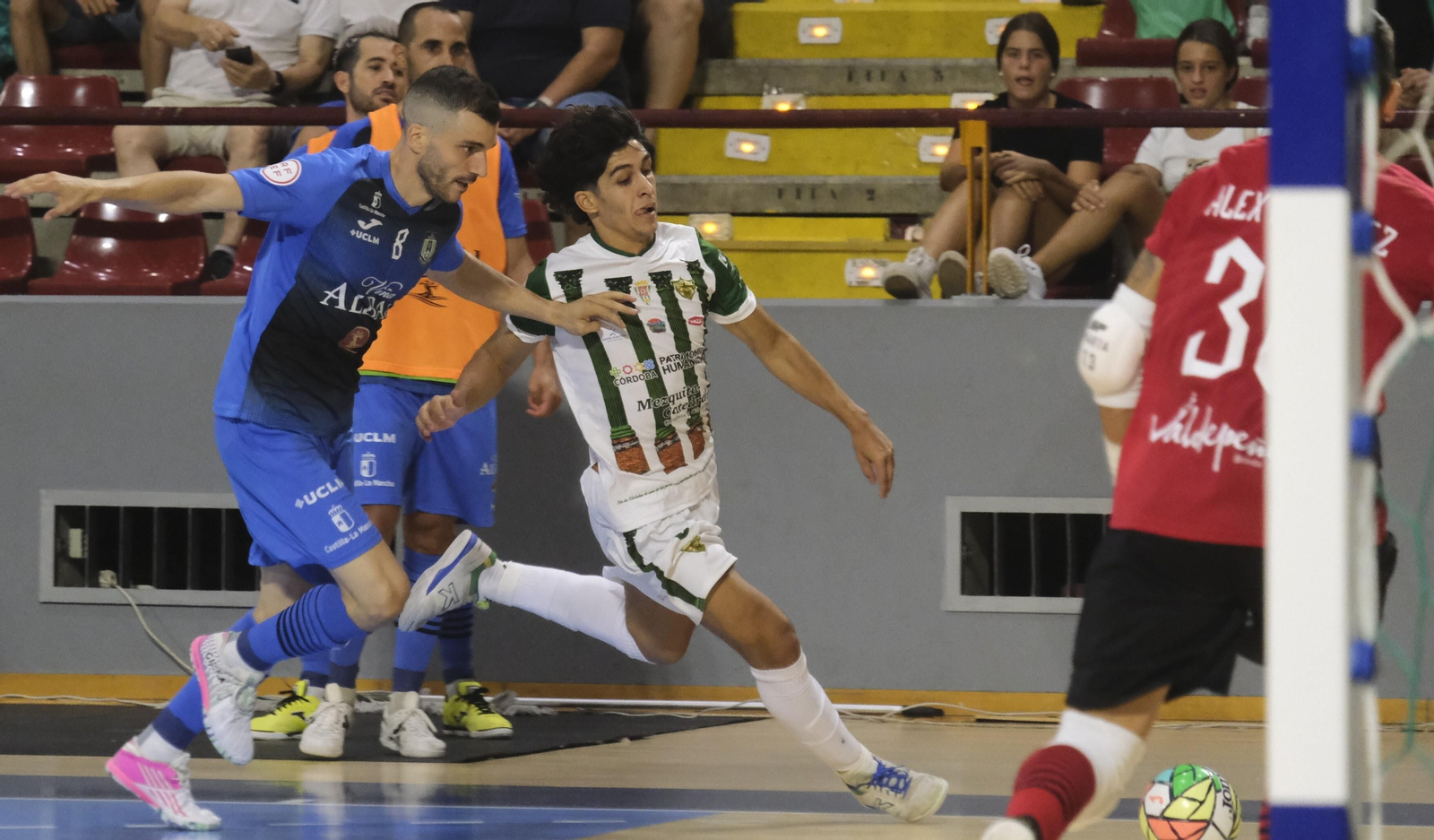 Joaqui supera a un rival en un partido del Córdoba Futsal.