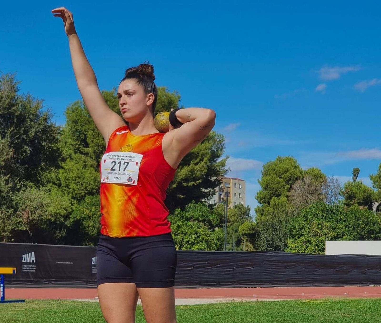 La almeriense Cristina Trejo preparada durante la competición para la ejecución de un lanzamiento de peso.