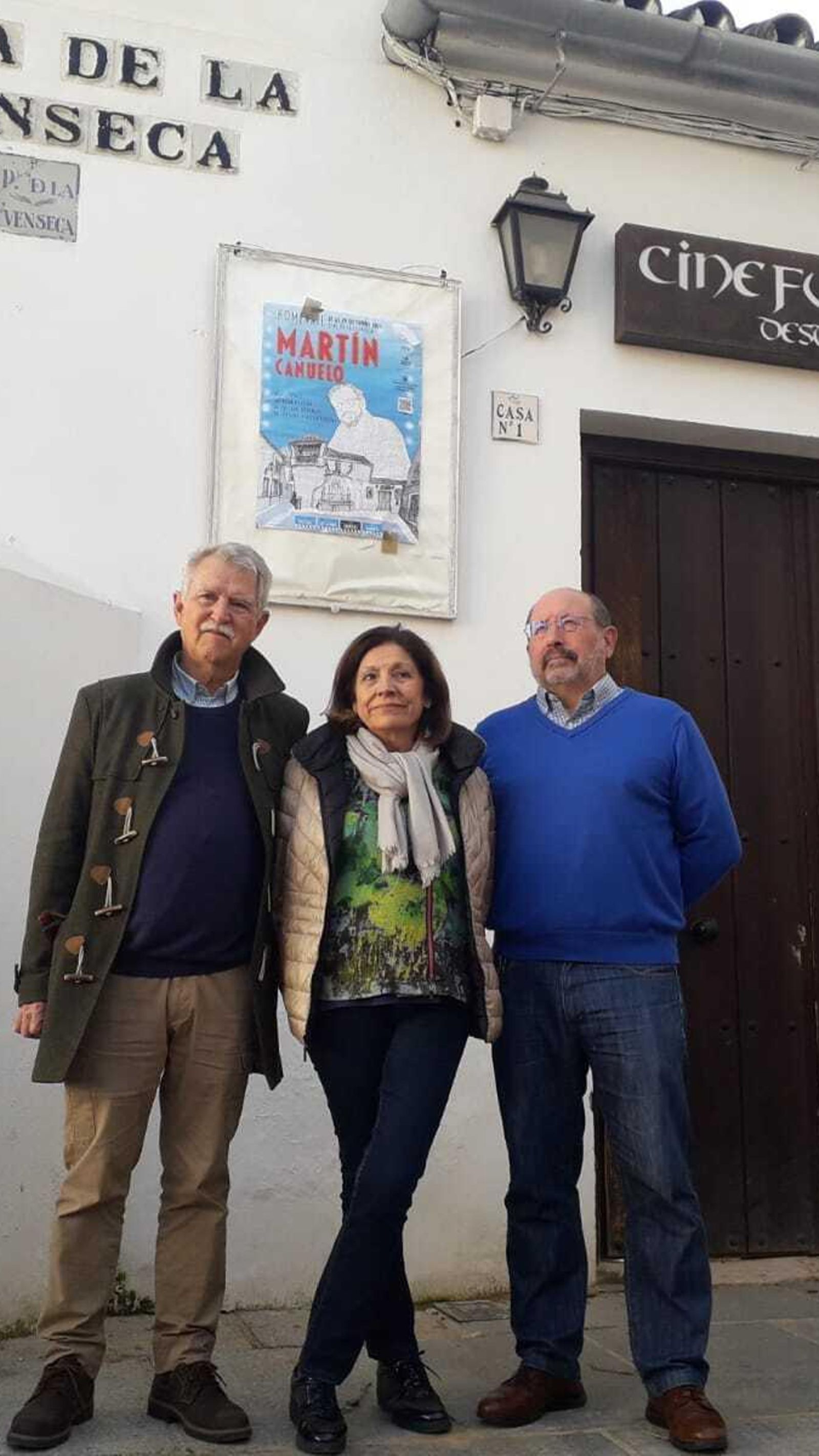 Eduardo Latorre, Carmen Luque y José Giner, ante el cine Fuenseca.