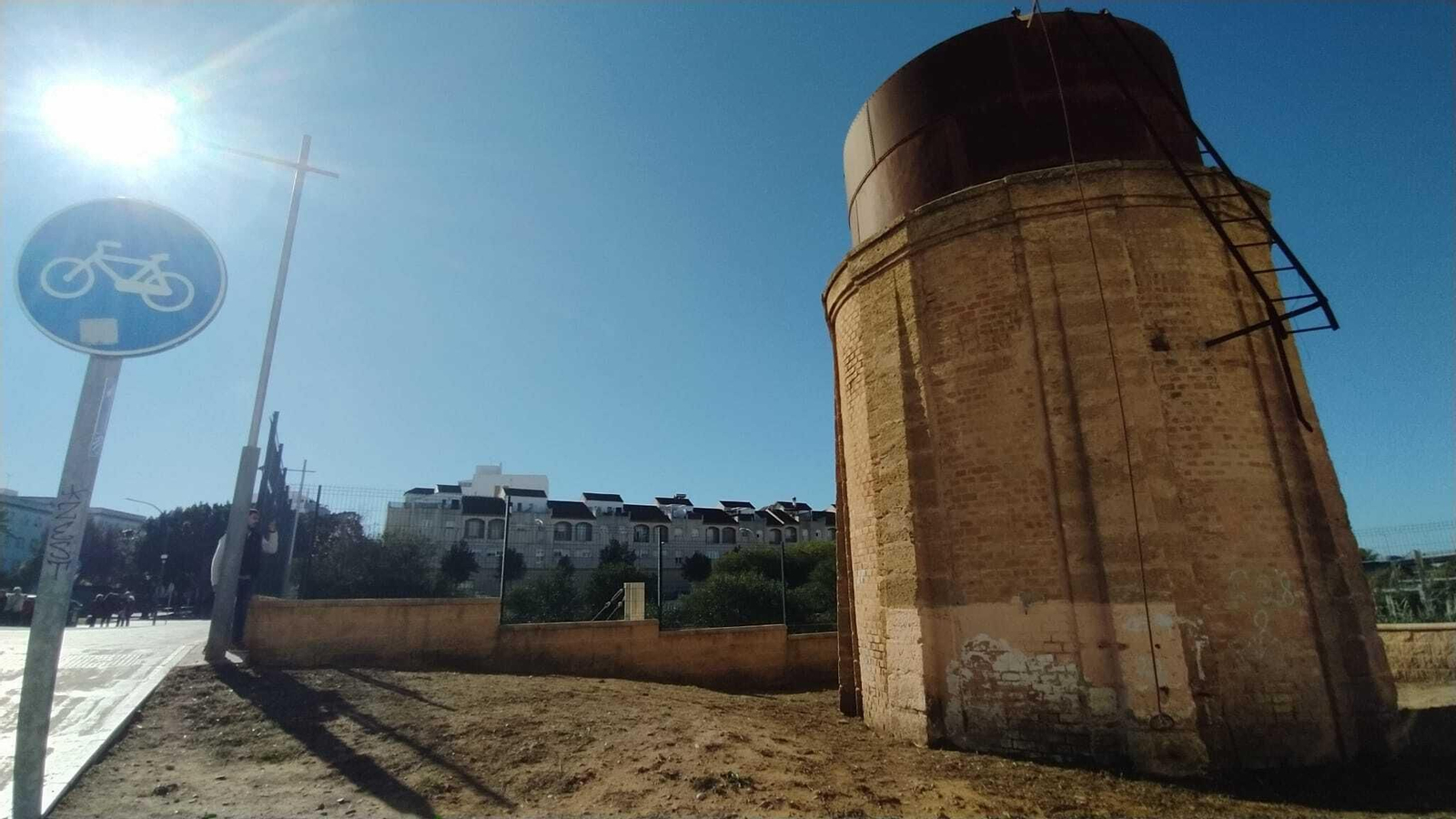 Antiguo depósito de agua del ferrocarril en la estación de San Fernando.