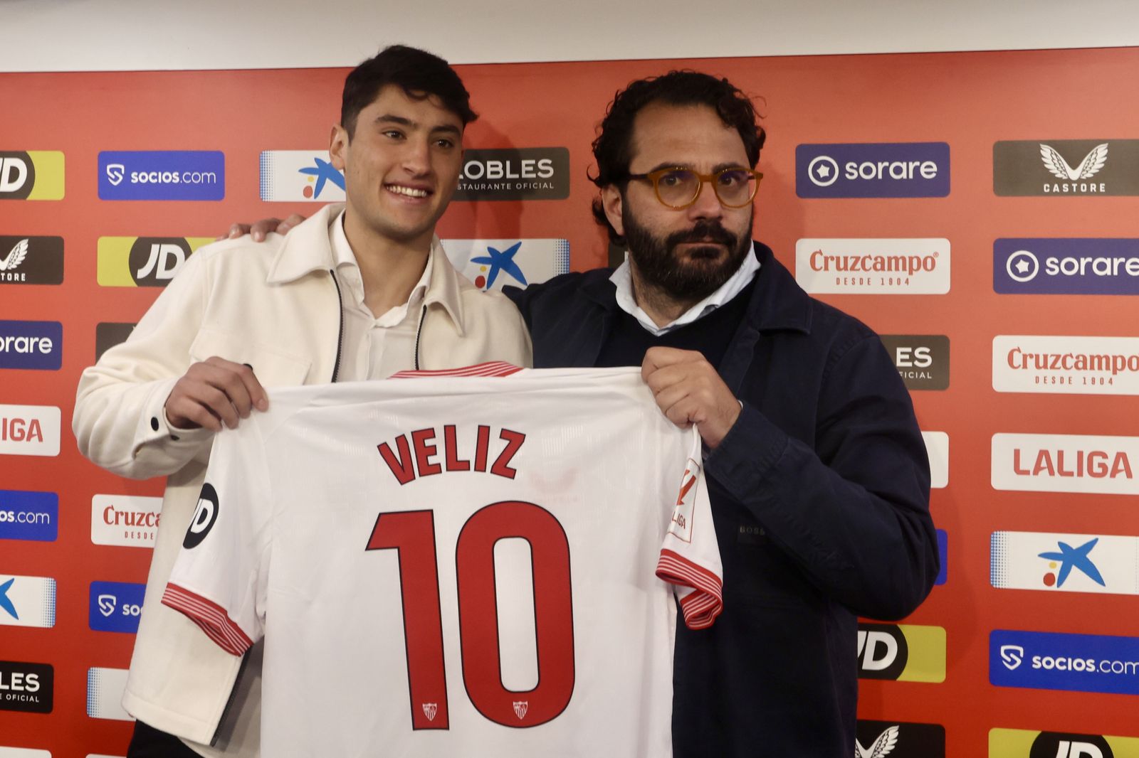 Alejo Véliz posa junto a Víctor Orta con la camiseta del dorsal 10.