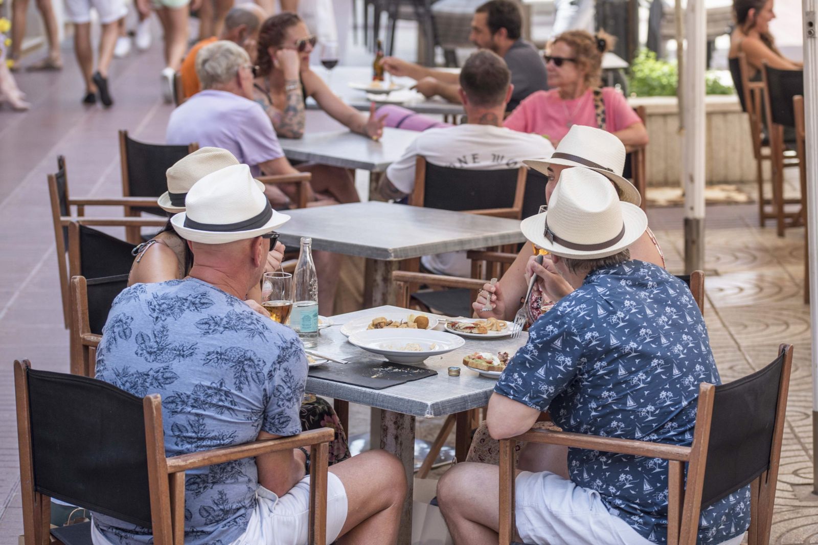 Turistas en una terraza en Baleares