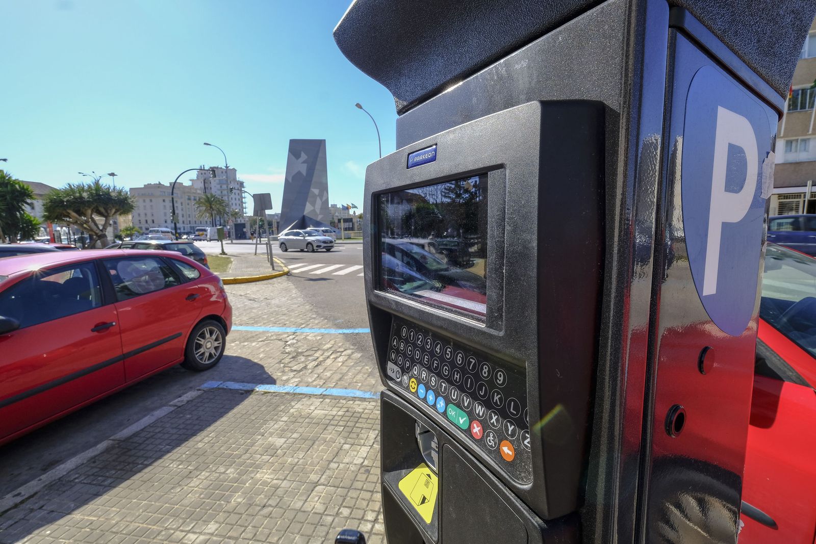 El espacio para aparcar es un problema para acercarse en coche hasta el centro de Cádiz