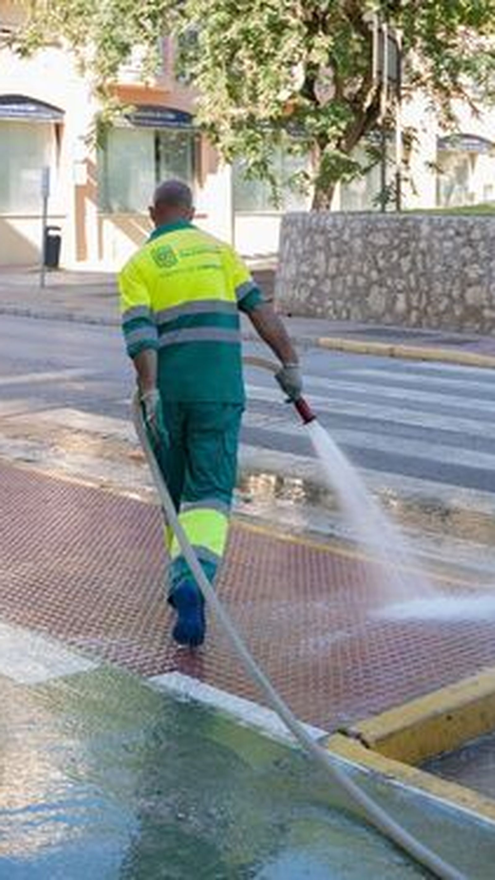 Un operario baldeando las calles, en una imagen de archivo.