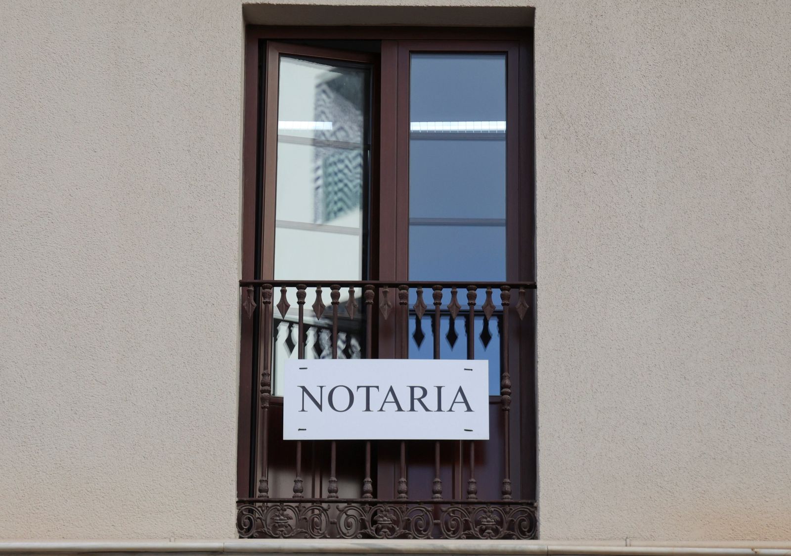 Ventana de una notaría